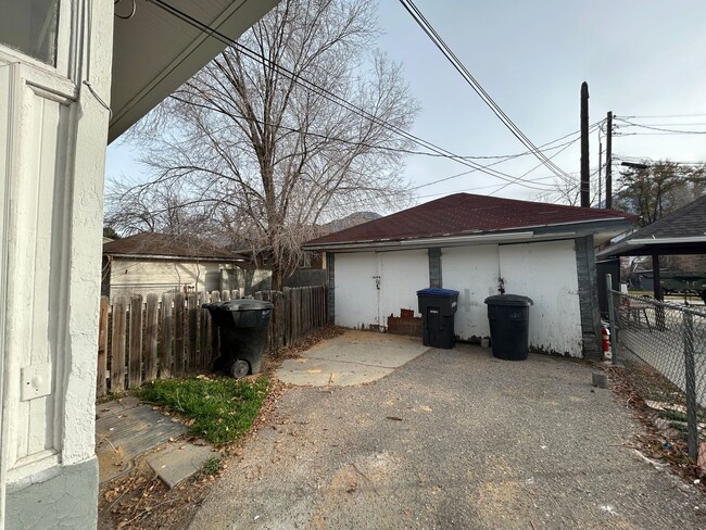 Building Photo - Angulo 421 S Duplex