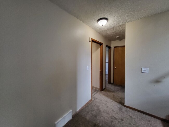 Building Photo - Spacious 4 bedroom home!