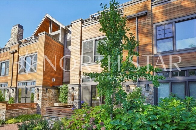 Building Photo - Luxury Living in the Heart of Lake Oswego: Stylish 3-Story Townhouse