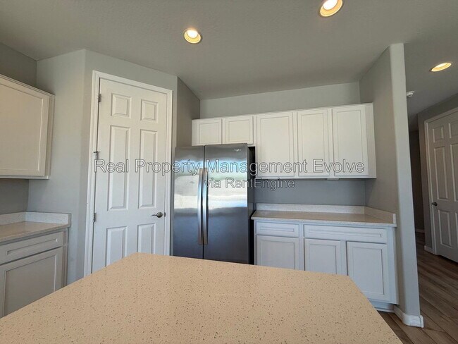 Building Photo - 5618 N 87th Dr