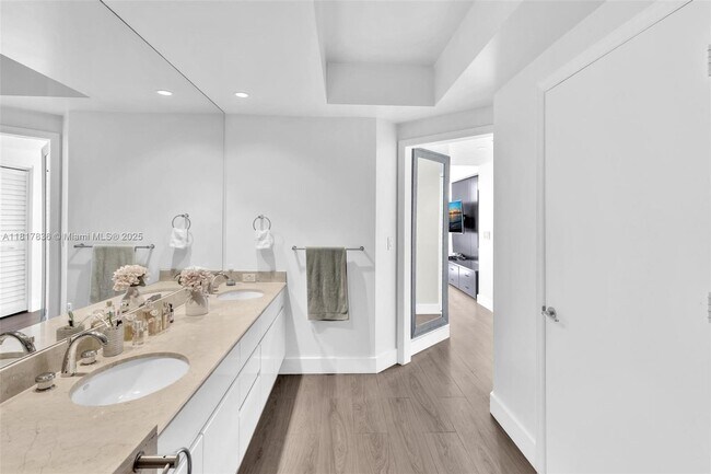 Building Photo - 848 Brickell Key Dr
