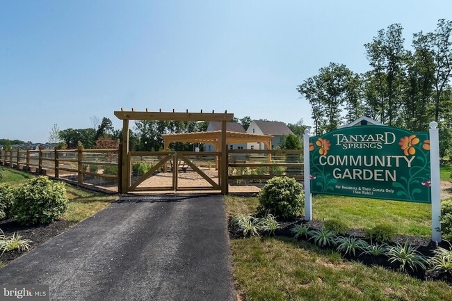 Building Photo - 7530 Stonehouse Run Dr