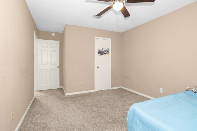 Building Photo - 16327 Green Shade Dr