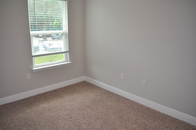Building Photo - 6060 Royal Port Ct