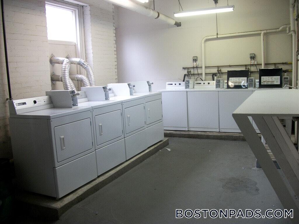 Building Photo - 137 Park Dr