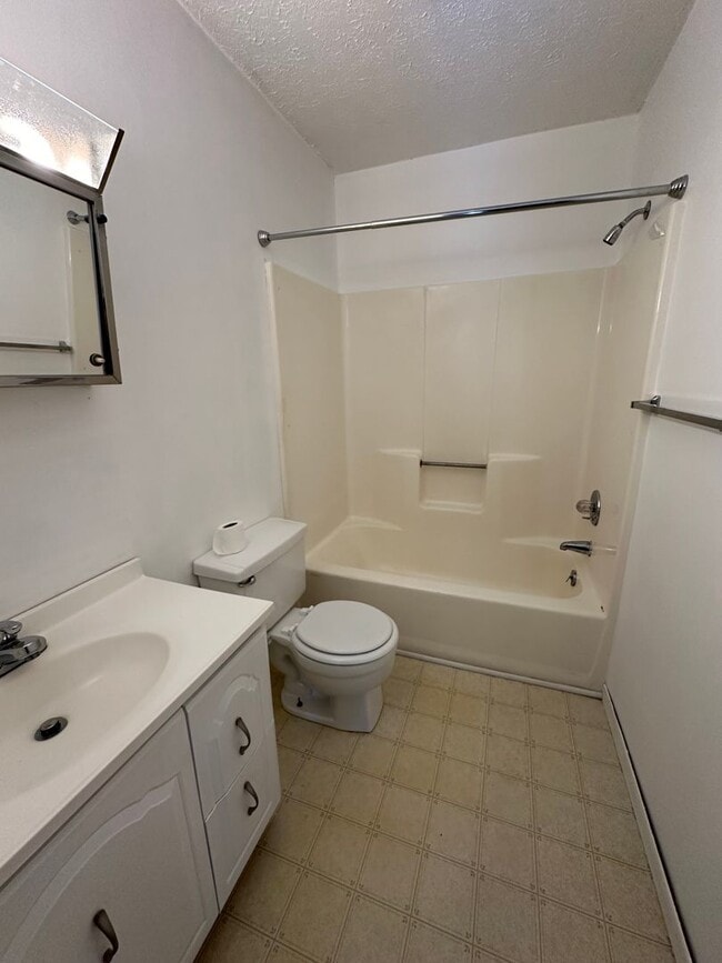 Building Photo - 2 Bedroom / 1.5 bath Townhouse, Kingsport TN