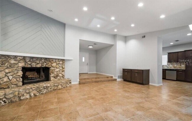Building Photo - 10744 Creek Dr