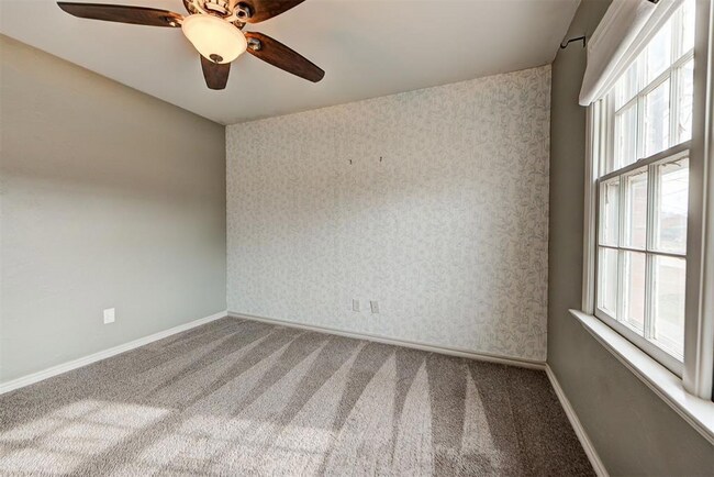 Building Photo - 6000 N Tulsa Ave