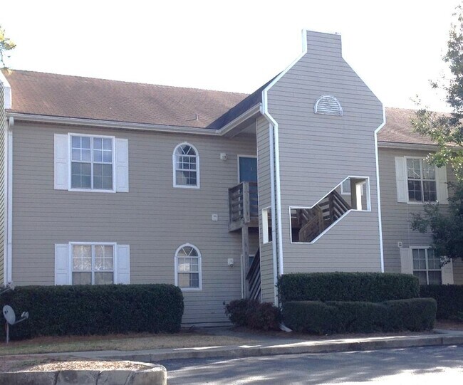 Primary Photo - HAMPTON PLACE - First Floor condo near Pin...