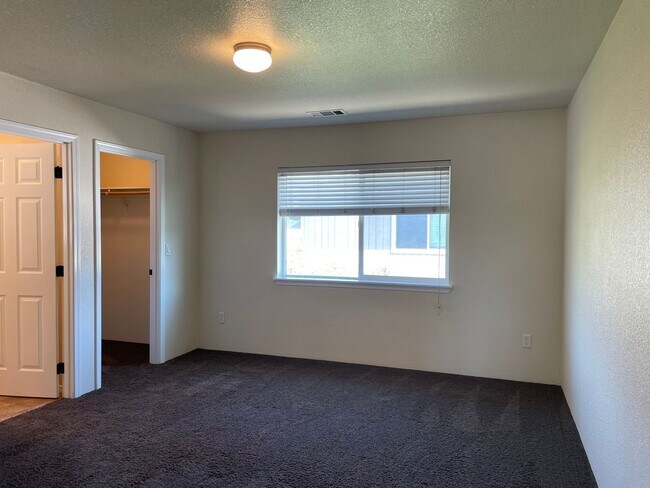 Building Photo - Very Nice 3 Bedroom 2.5 Bathroom Townhome ...