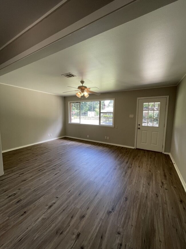Building Photo - 3 bed 2 bath Home for Rent in Monroe | Pel...