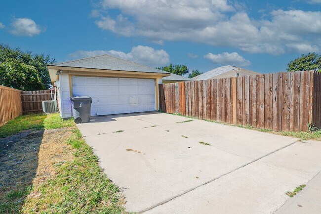 Building Photo - 5223 Jordan Ridge Dr