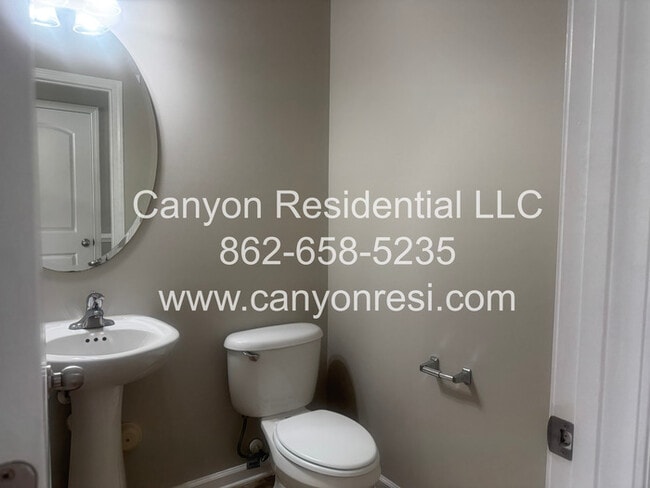 Building Photo - 2521 Spinnaker Dr