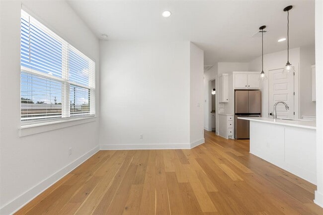 Building Photo - 212 E 20th St