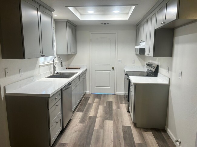 Building Photo - MOVE IN SPECIAL Updated 3 Bedroom 2 Bathro...