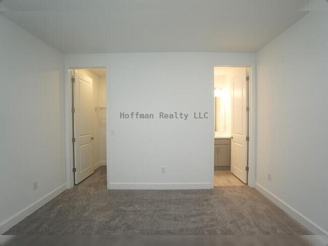 Building Photo - Stunning 5-Bedroom Lakeview Home in River ...