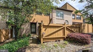 Building Photo - 7 Pinehurst Ct