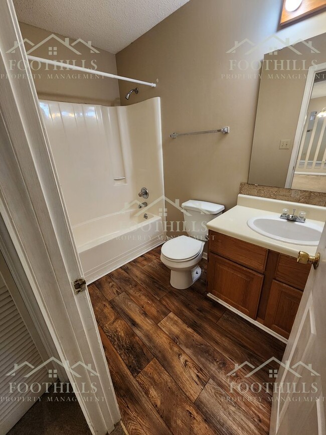 Building Photo - Bright 2-Bed, 2-Bath Condo Near Darwin Wri...