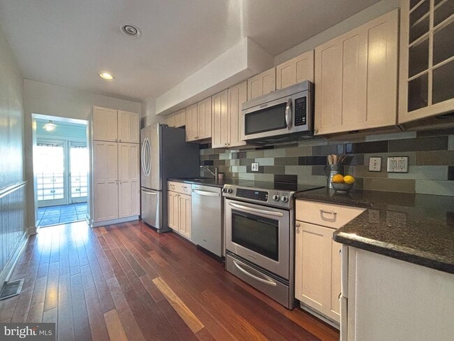 Building Photo - 1218 Riverside Ave