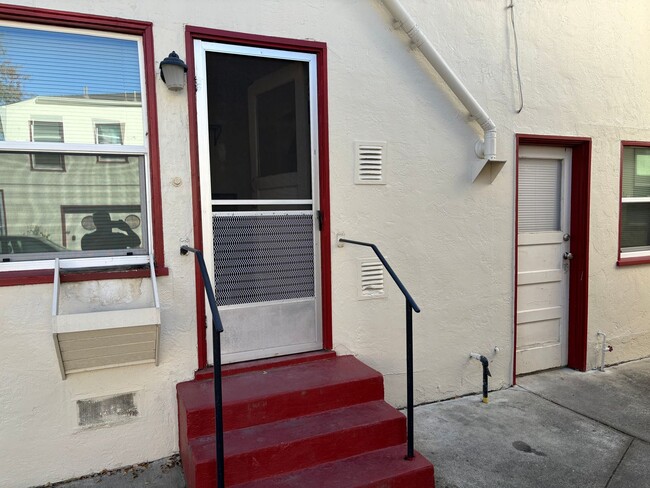 Building Photo - 1 bedroom 1 bathroom in downtown Martinez ...