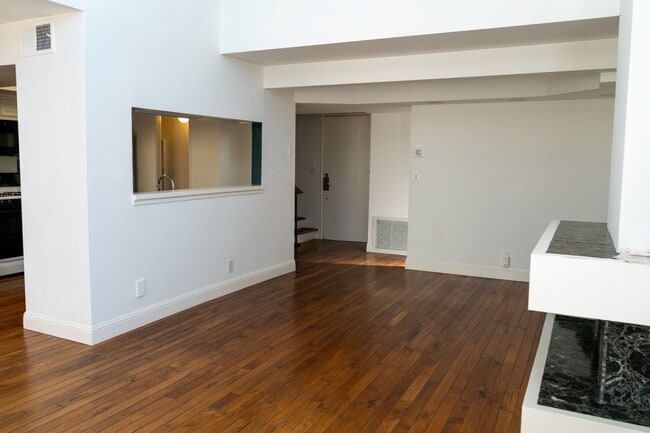 Building Photo - An Enchanted View Townhome