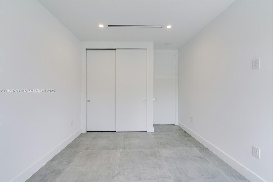 Building Photo - 2840 SW 32nd Ct