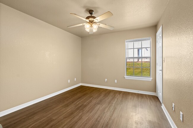 Building Photo - Updated Duplex in a perfect location!