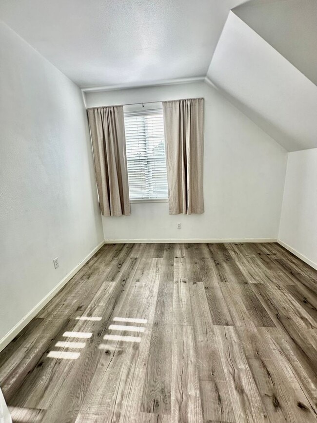 Building Photo - Modern 3 bedroom, 2.5 bathroom Townhome in Mapleleaf!