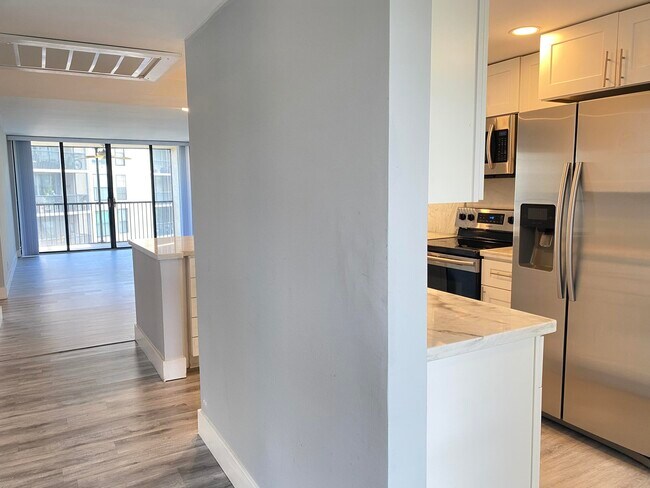 Building Photo - 20 Royal Palm Way