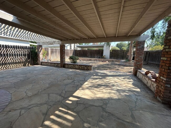 Building Photo - 5055 Pearblossom Dr