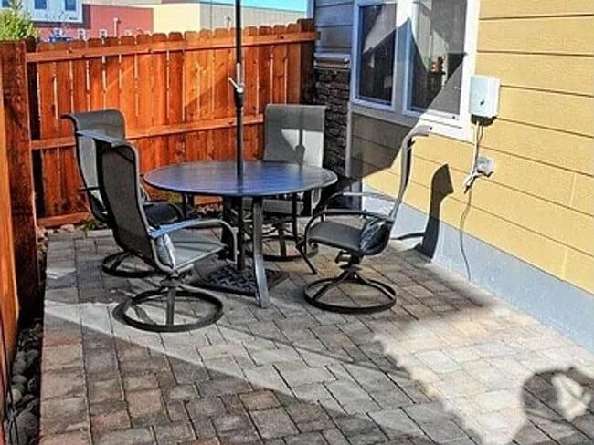 Building Photo - Outstanding Townhome W/ Large 3 Bed- 2.5 Bath and 2-Car Garage!