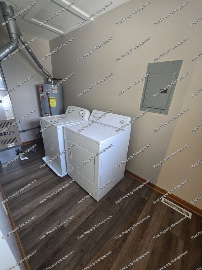 Building Photo - Spacious 2nd Floor 2 Bedroom Apartment