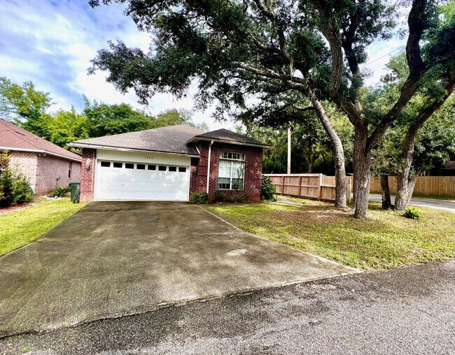 Building Photo - Nice 3BR/2BA - Convenient to NAS Pensacola