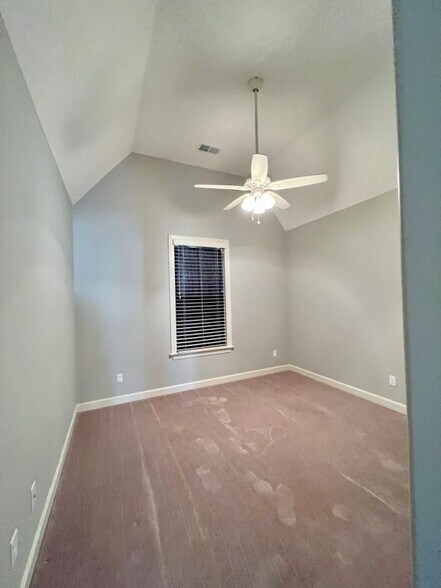 Building Photo - 5607 Pinetree Loop E