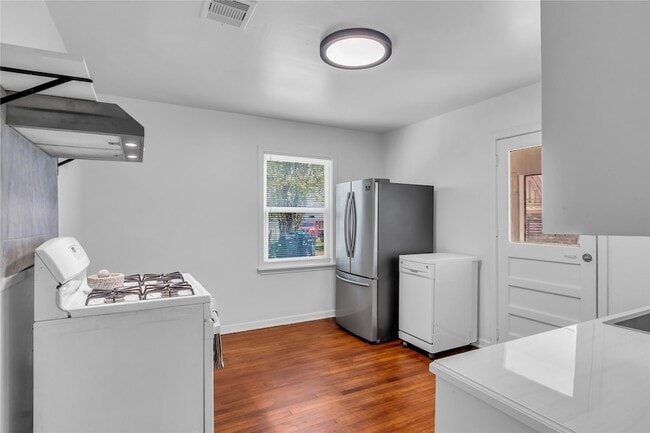 Building Photo - 807 1/2 Fisher Street Unit