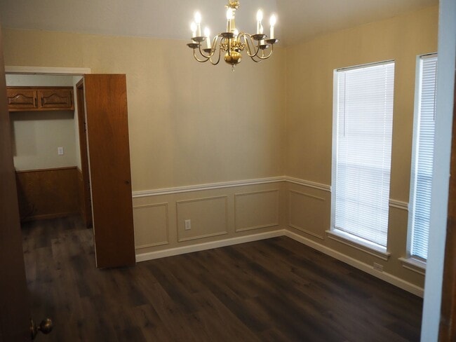 Building Photo - 1934 Maxwell Dr