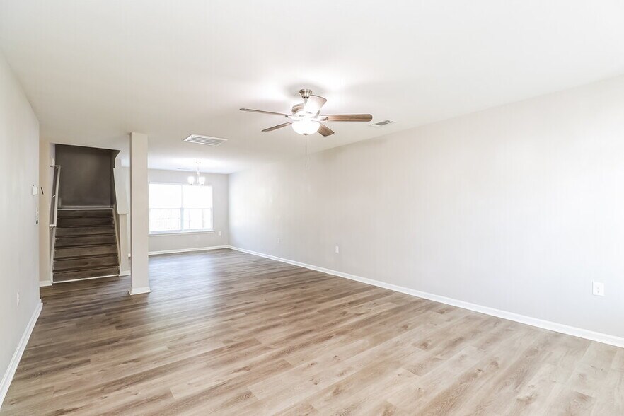 Building Photo - 1924 Eastway Dr