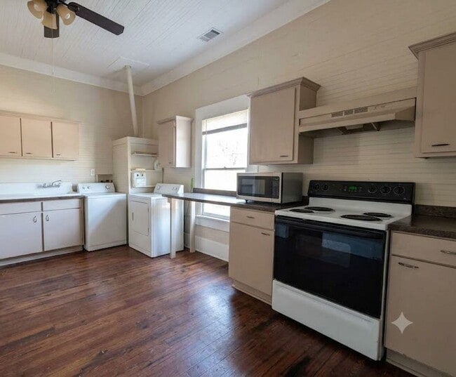 Building Photo - Charming Mill-Era Cottage Near Downtown Monroe