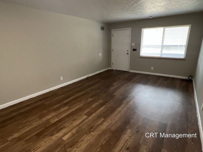 Building Photo - Freshly Updated 3-Bedroom, 1-Bathroom **Sp...