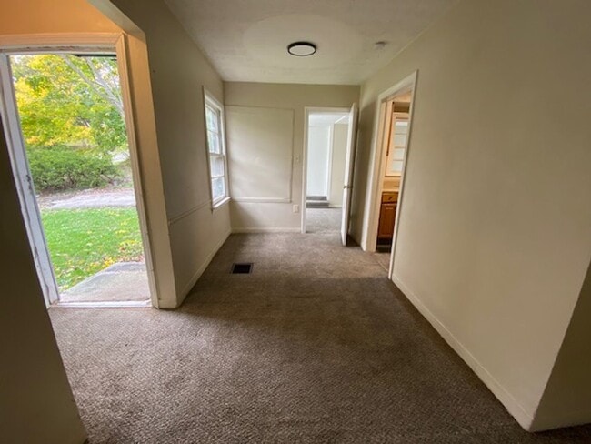 Building Photo - Charming West Akron Ranch with Walk-Throug...