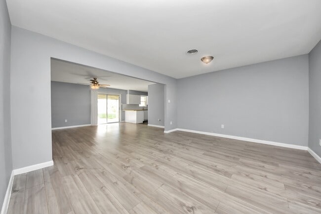 Building Photo - 1122 Un Vly Dr