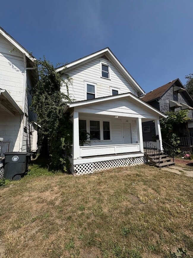 Building Photo - Three bedroom one bathroom home for rent