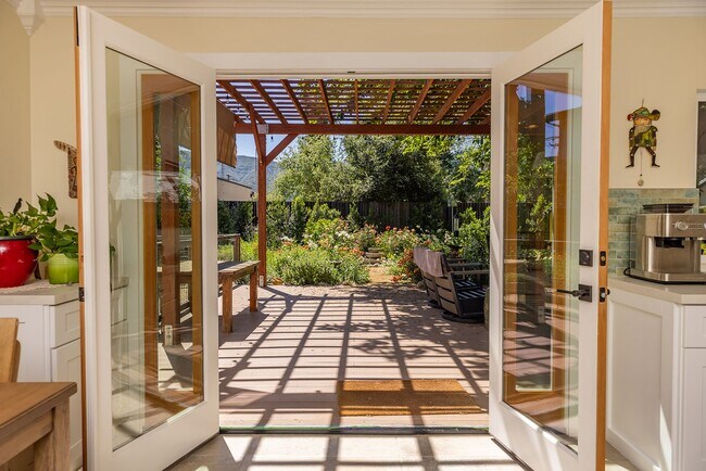 Building Photo - 1113 Sunnyglenn Ave