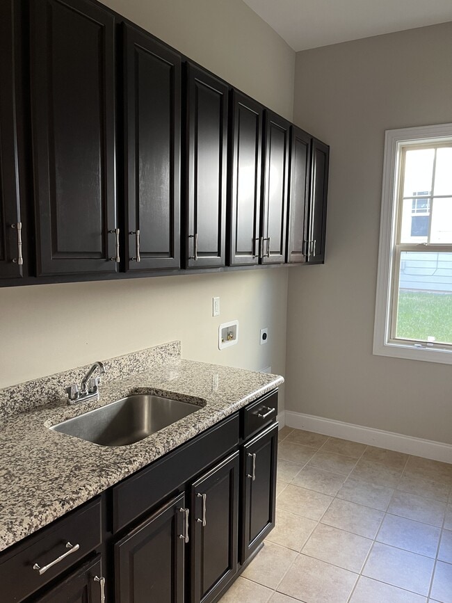 Building Photo - 104 Heartsease Ln