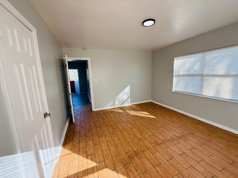 Building Photo - 761 22nd Ave S