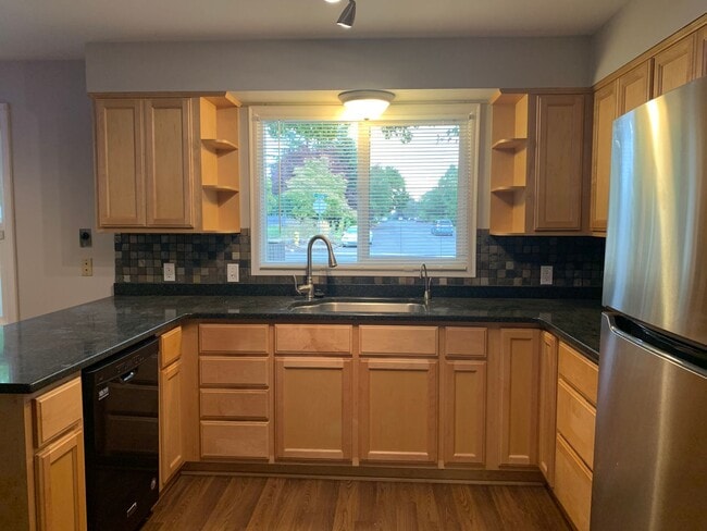 Building Photo - O1100-1106