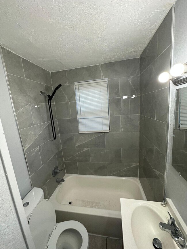 Building Photo - Fully Renovated 2/1 Single Family House Available for Immediate Rent!