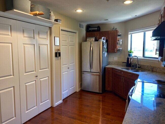 New kitchen and modern appliances - 4945 Twin Lakes Rd