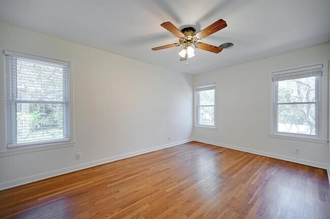 Building Photo - 922 Oak Ln