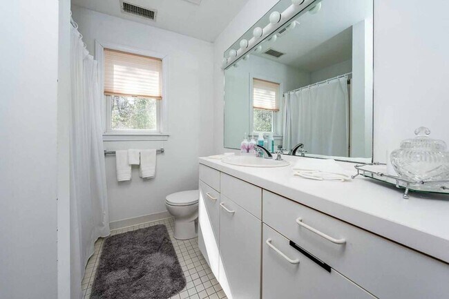 Building Photo - 4 Bob White Cres